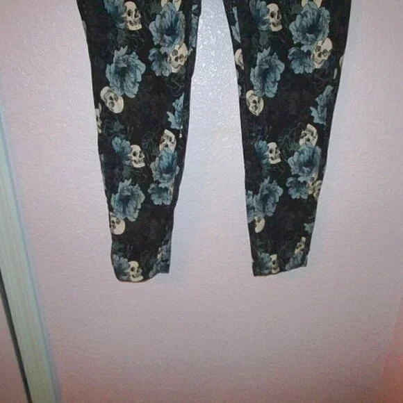 Torrid Pixie Skull Pants 1X Pull On Stretch Ponte Crop Whimsigoth Dark Floral - Picture 4 of 11